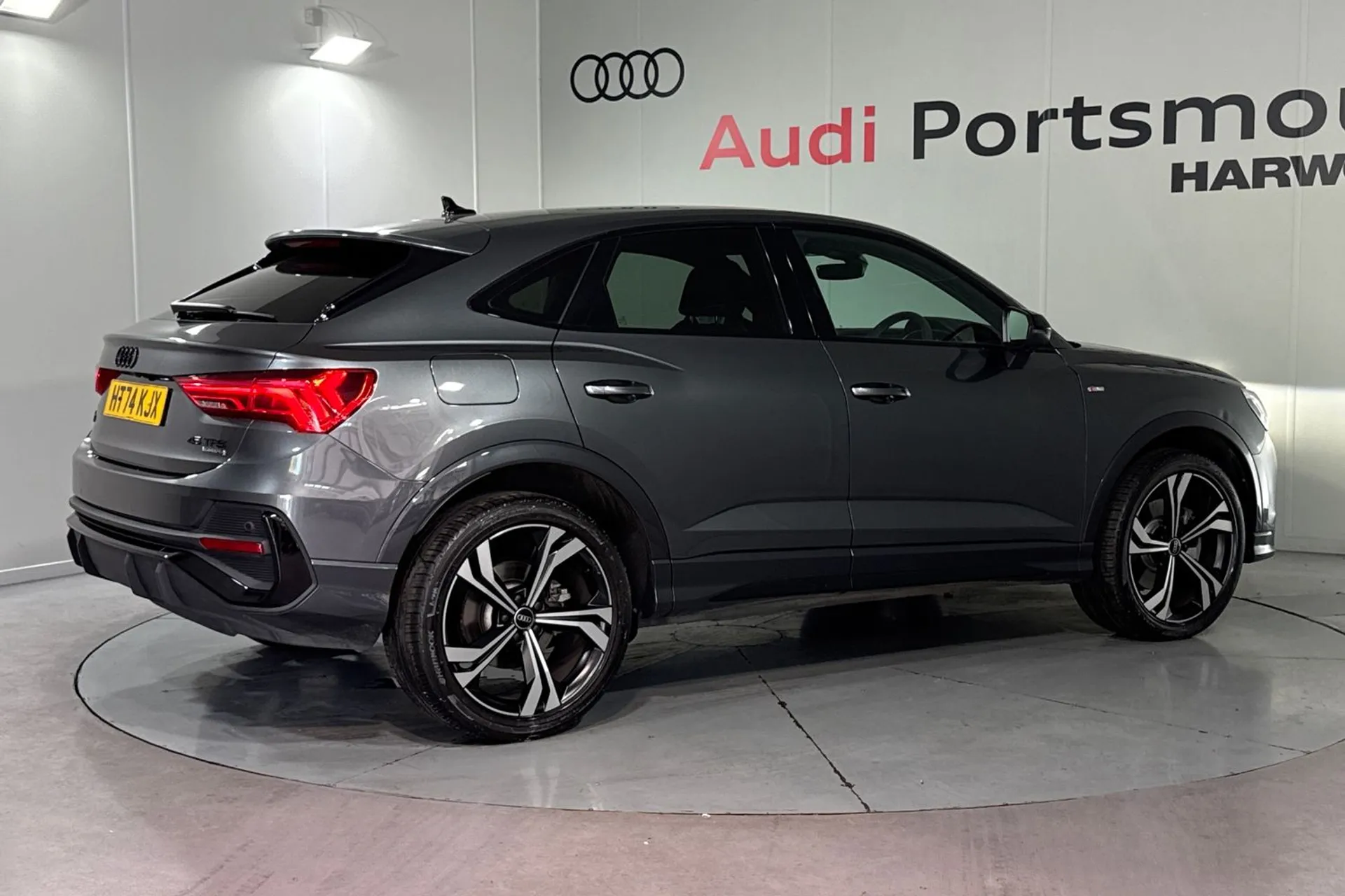 Audi Q3 thumbnail image number 10