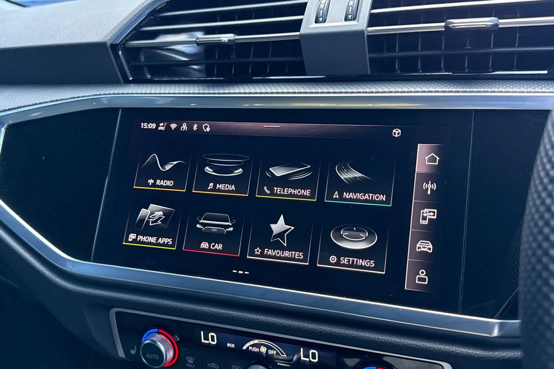 Audi Q3 thumbnail image number 24