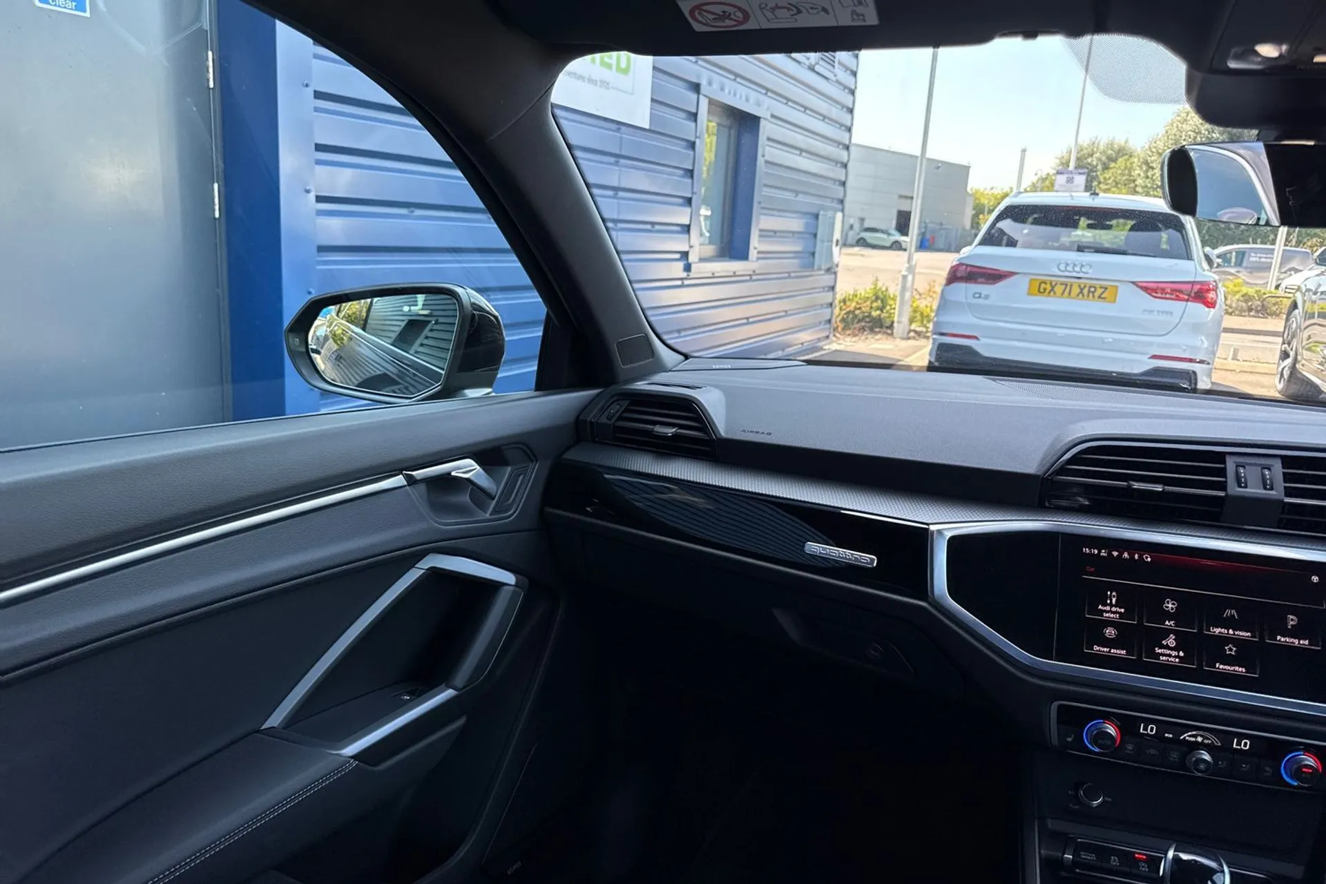 Audi Q3 thumbnail image number 35