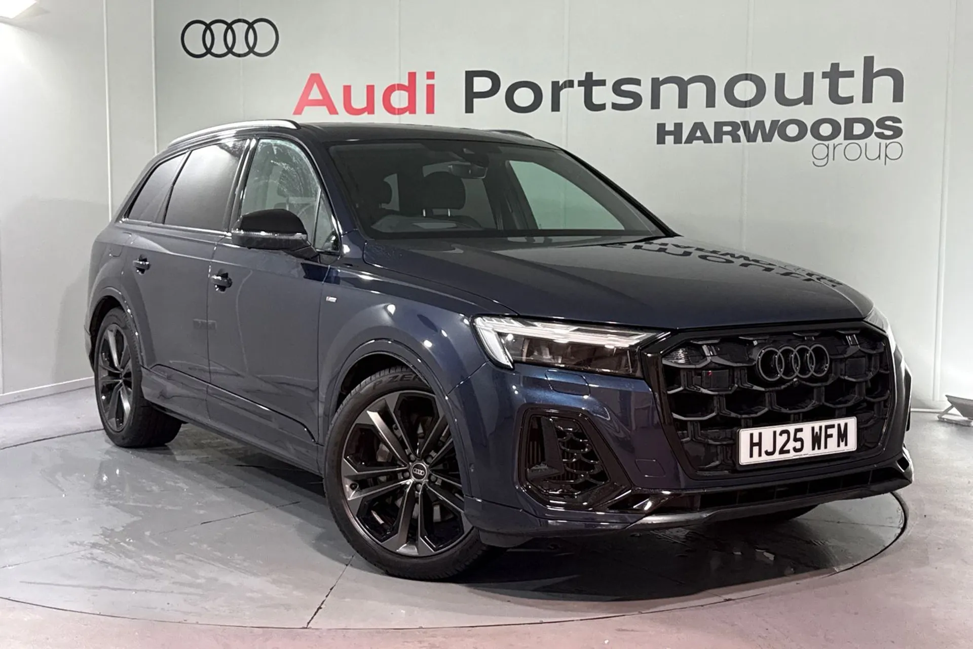 Audi Q7 focused image