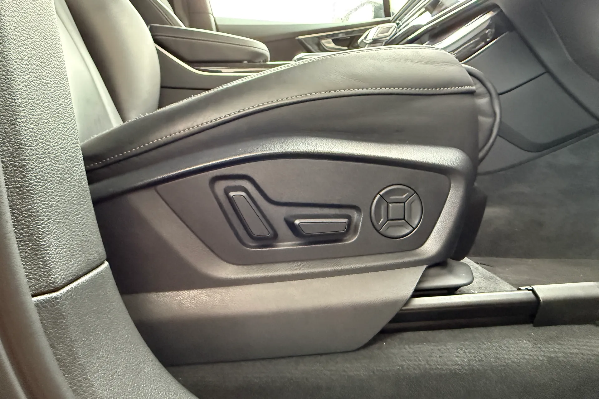 Audi Q7 thumbnail image number 6