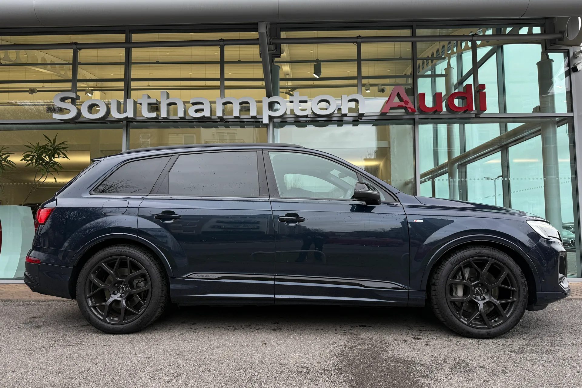 Audi Q7 thumbnail image number 2