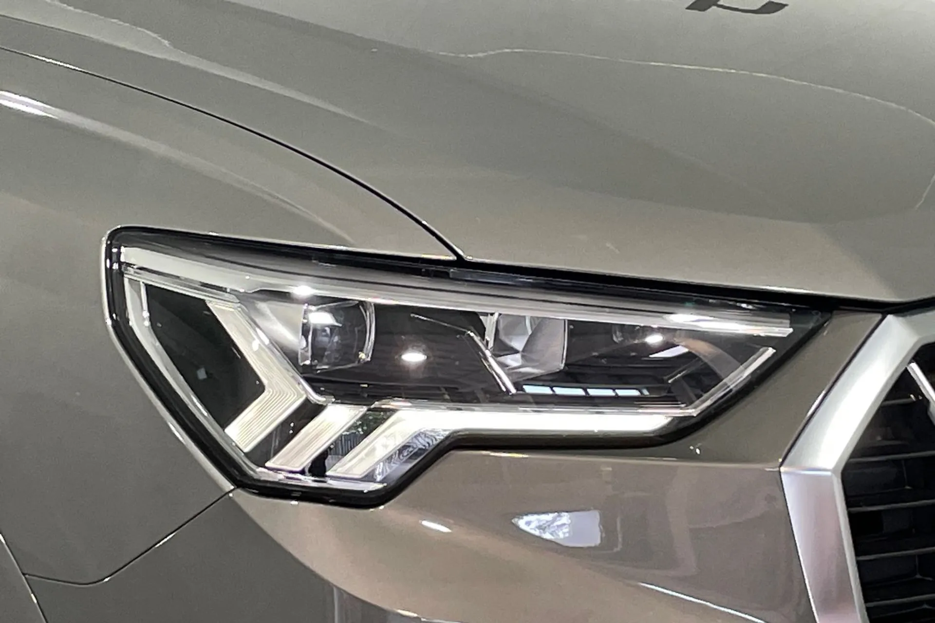 Audi Q3 thumbnail image number 15