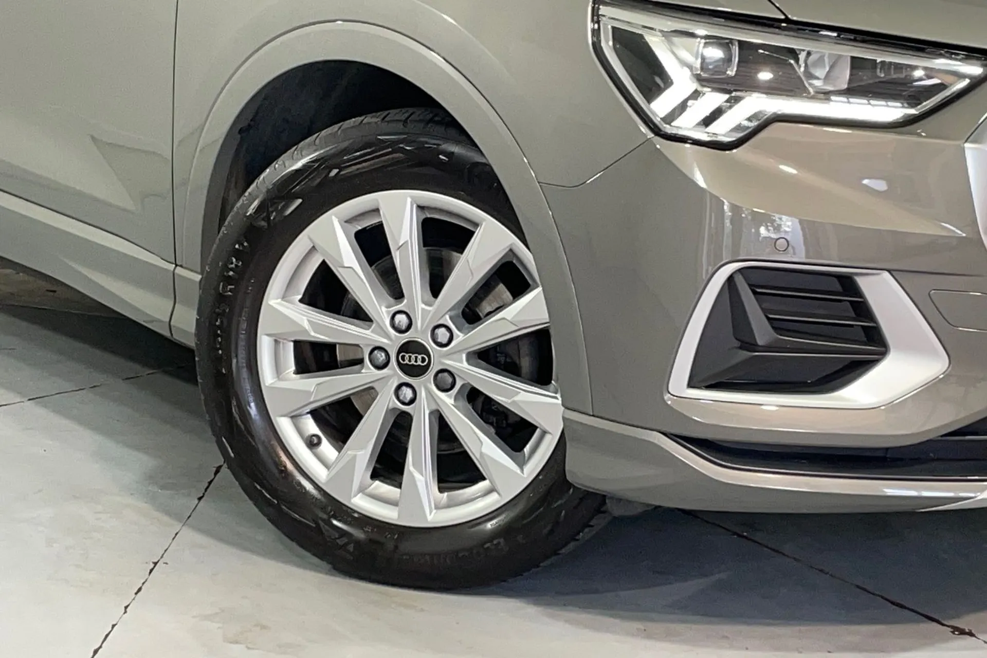 Audi Q3 thumbnail image number 9