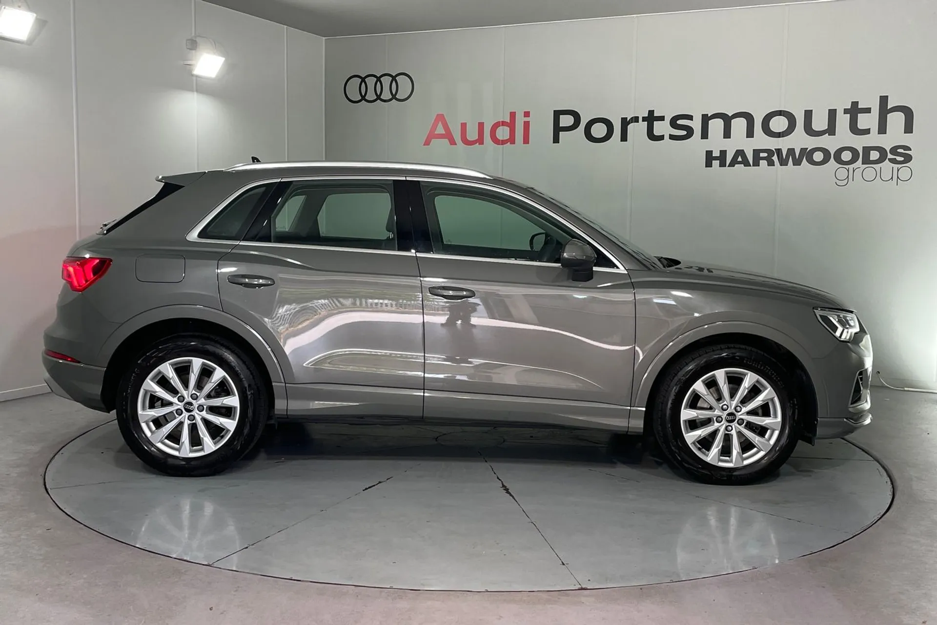 Audi Q3 thumbnail image number 2