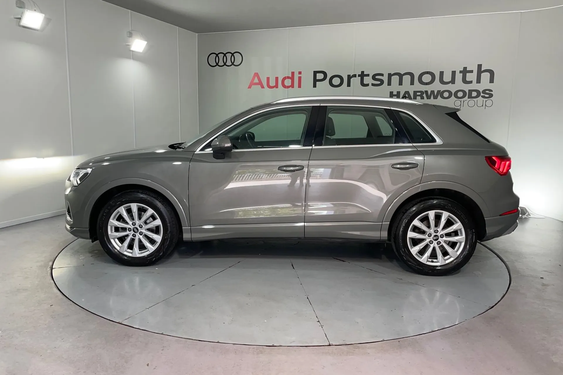 Audi Q3 thumbnail image number 11