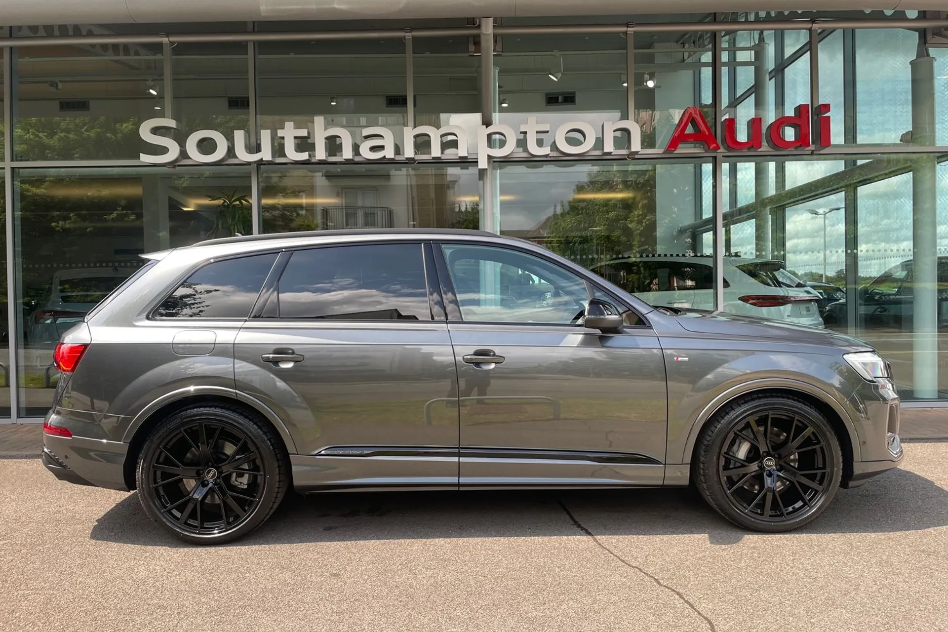 Audi Q7 thumbnail image number 2