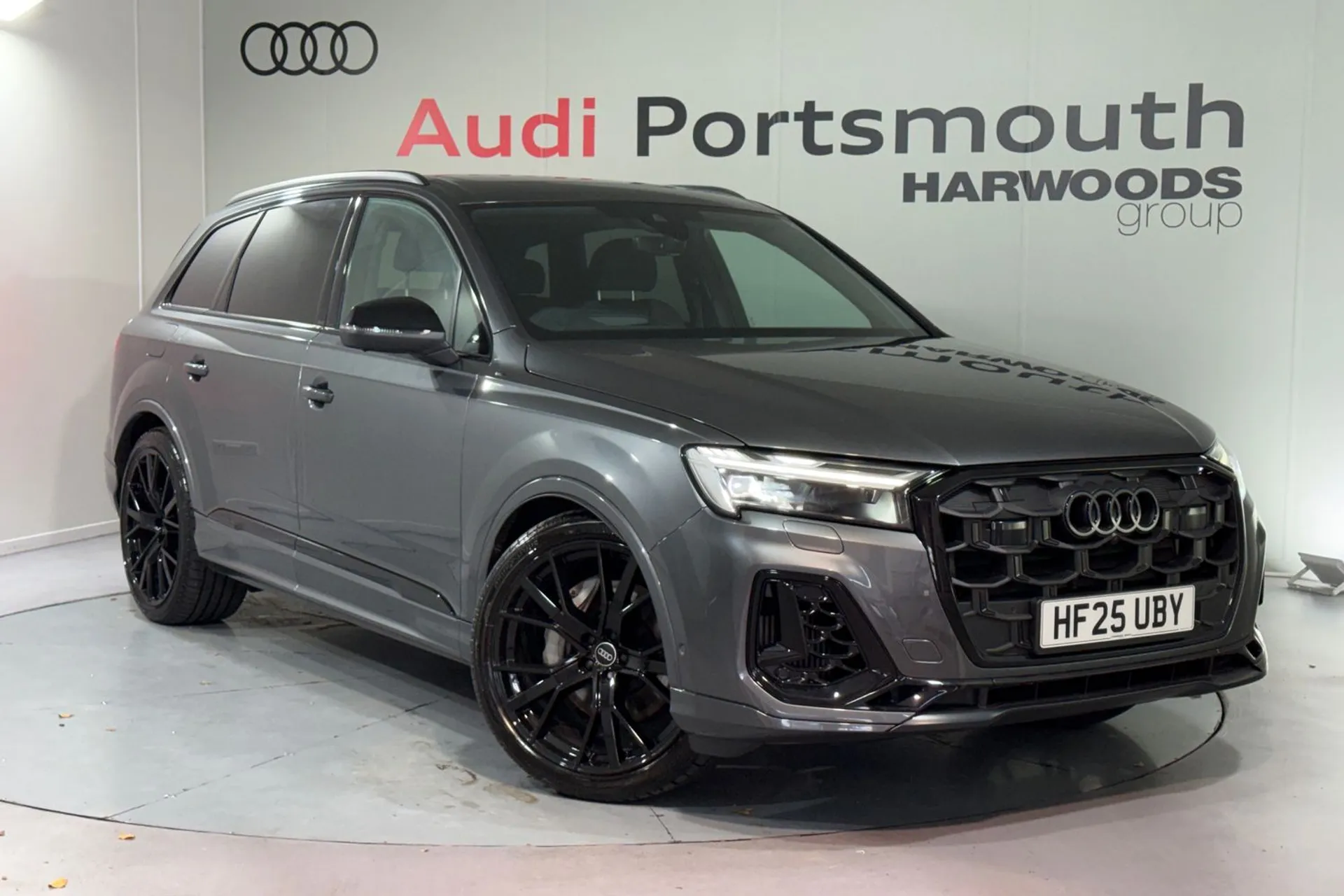 Audi Q7 focused image