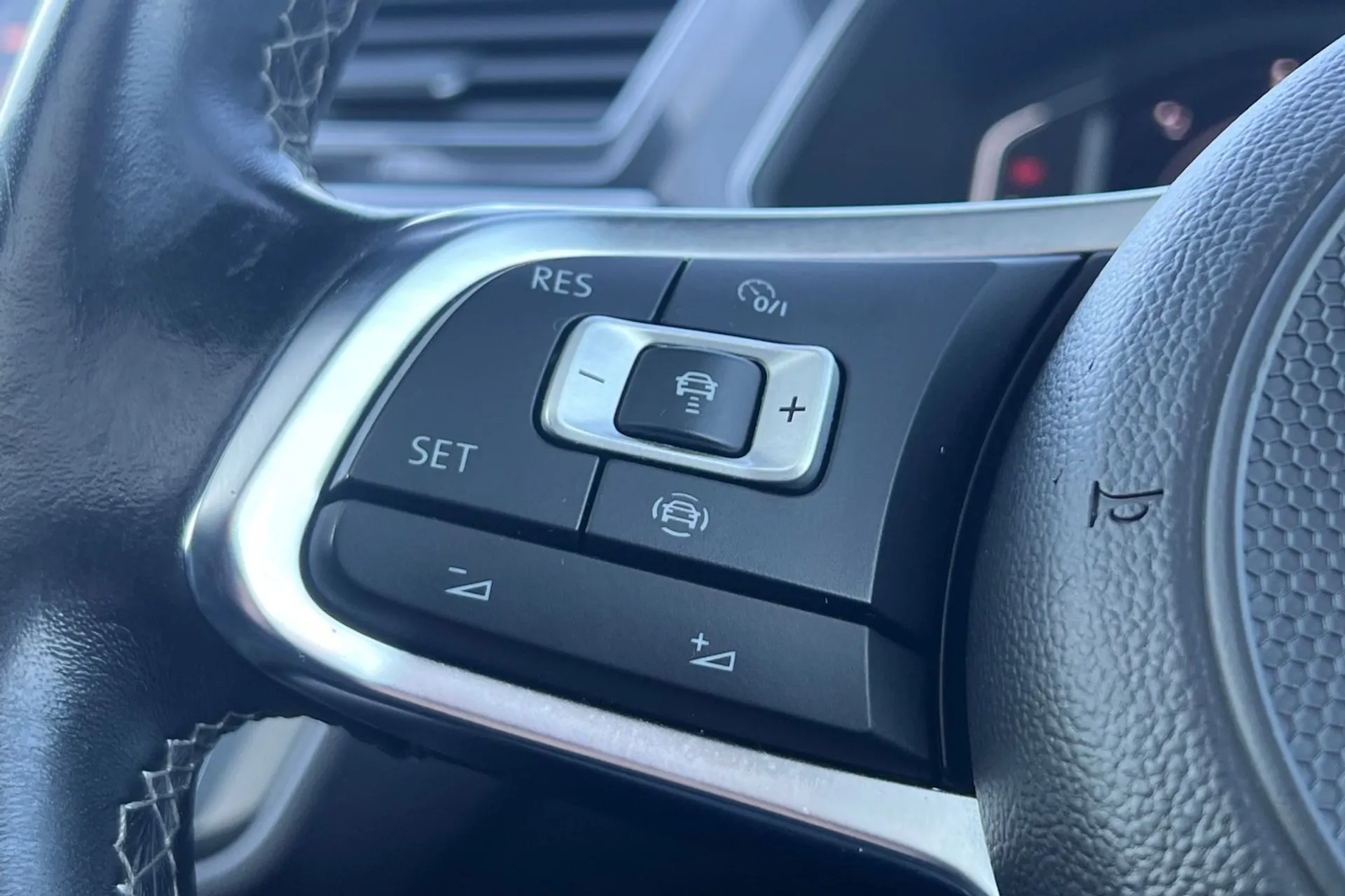 VOLKSWAGEN TIGUAN thumbnail image number 36