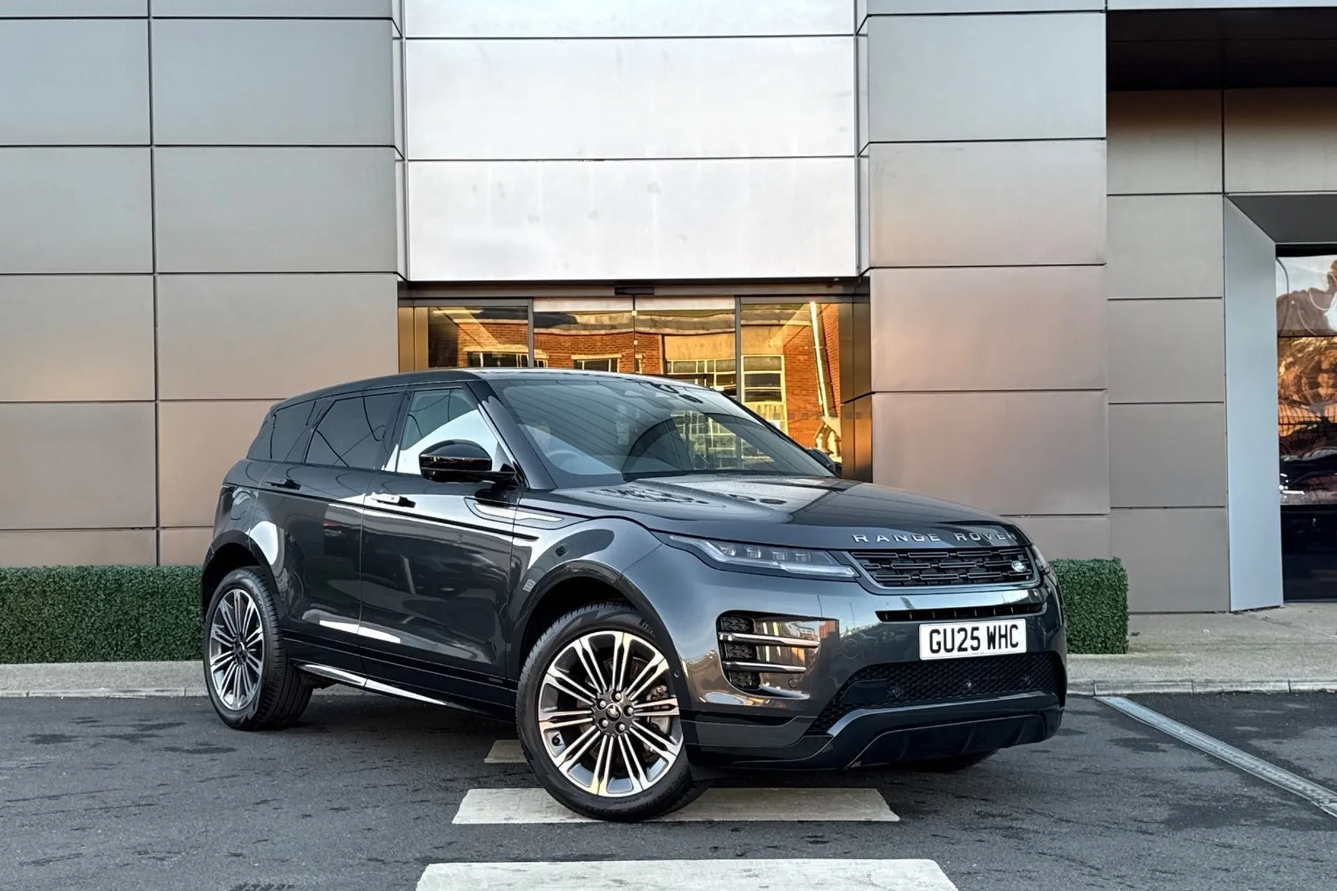 LAND ROVER RANGE ROVER EVOQUE focused image
