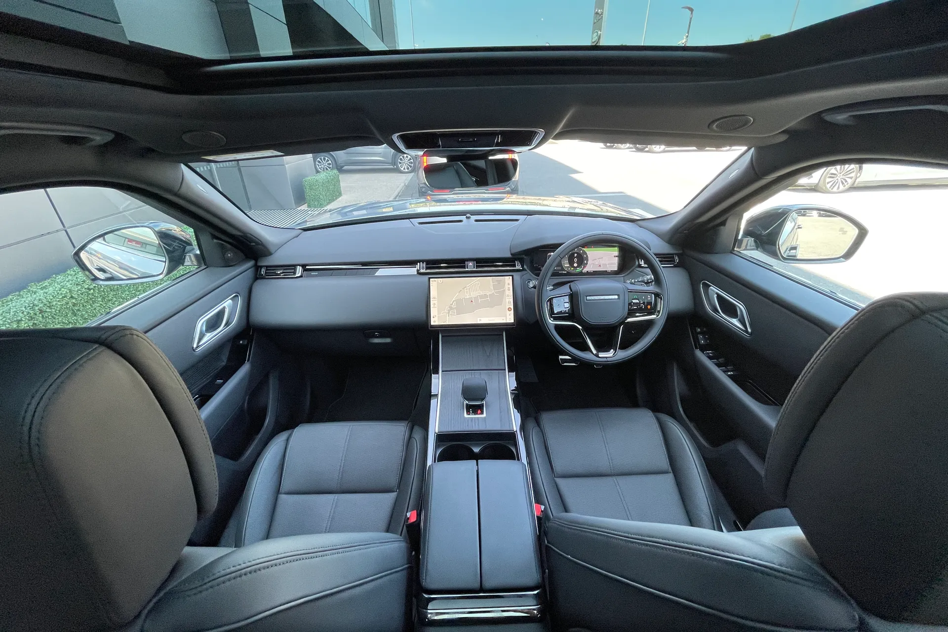 LAND ROVER RANGE ROVER VELAR thumbnail image number 3