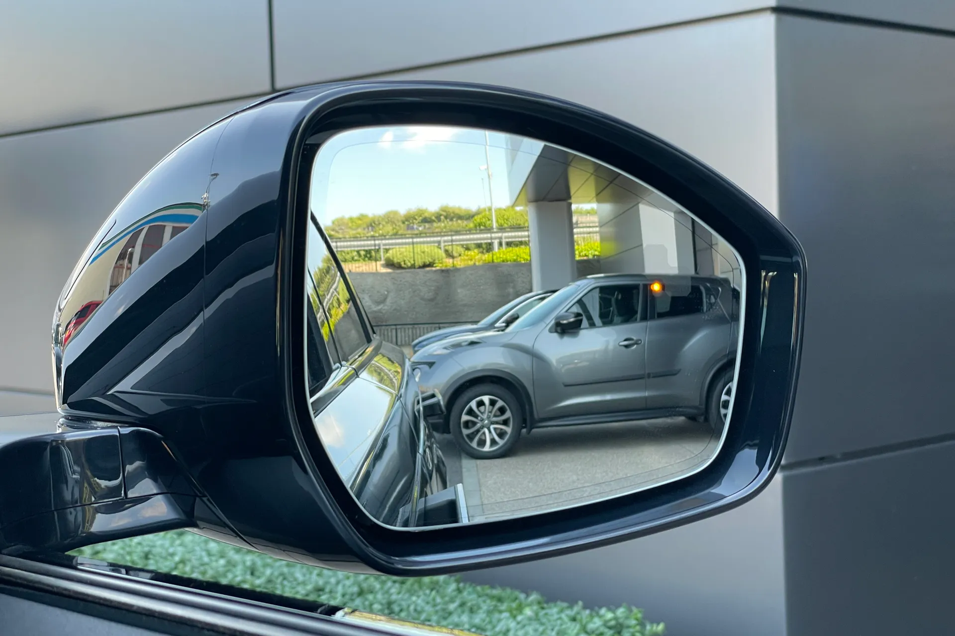 LAND ROVER RANGE ROVER VELAR thumbnail image number 8