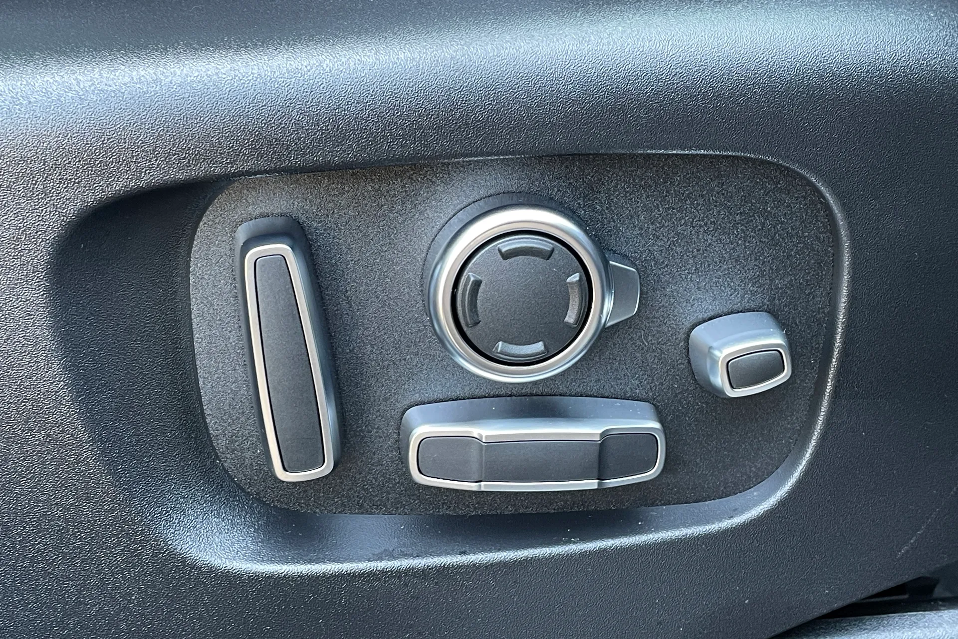 LAND ROVER RANGE ROVER VELAR thumbnail image number 57