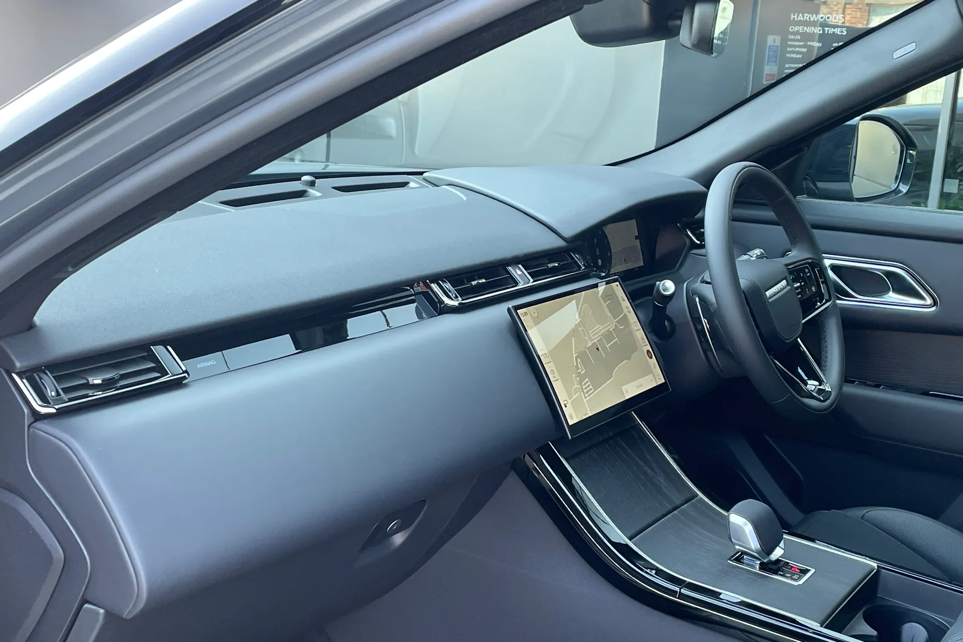 LAND ROVER RANGE ROVER VELAR thumbnail image number 39