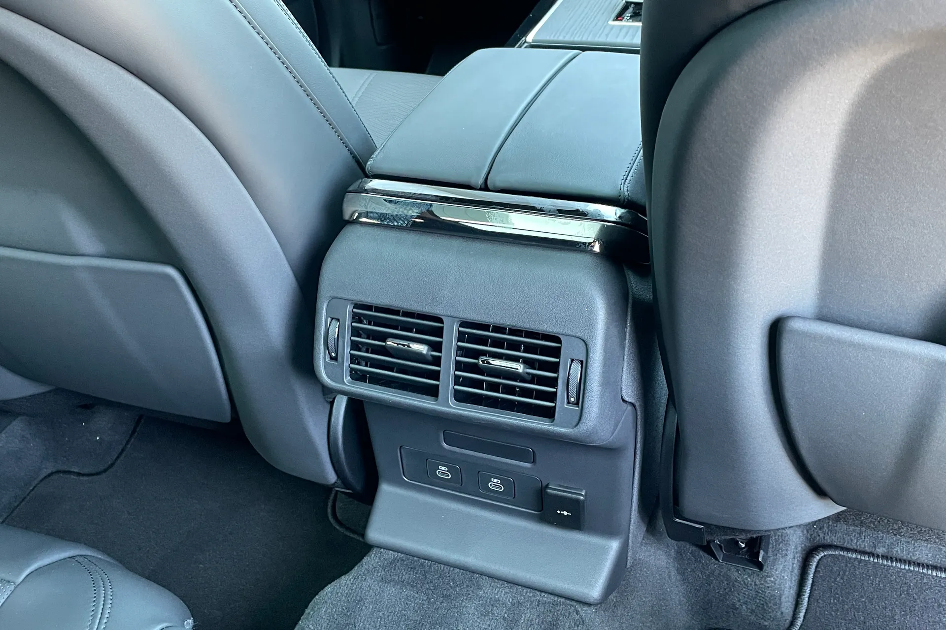 LAND ROVER RANGE ROVER VELAR thumbnail image number 38