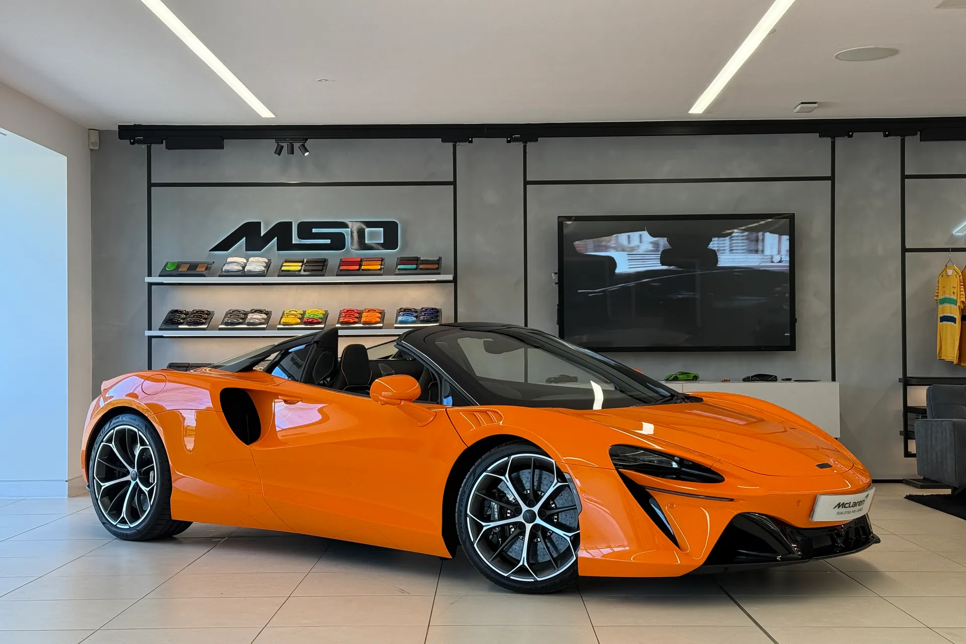 McLaren ARTURA focused image