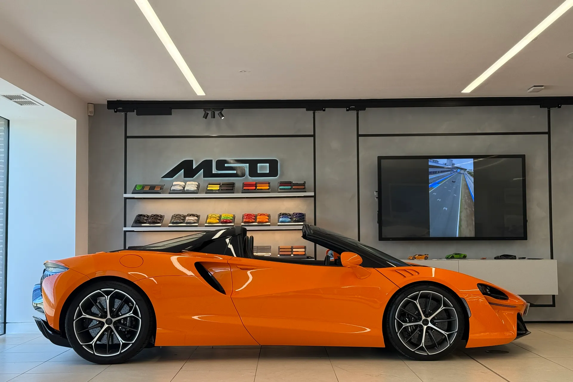 McLaren ARTURA thumbnail image number 2