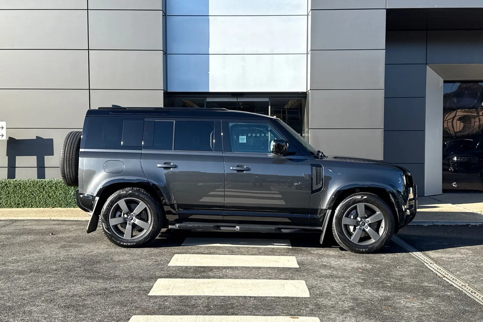 LAND ROVER DEFENDER thumbnail image number 2