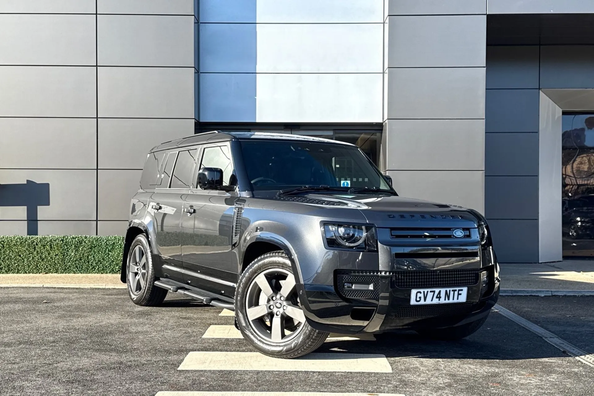 LAND ROVER DEFENDER focused image