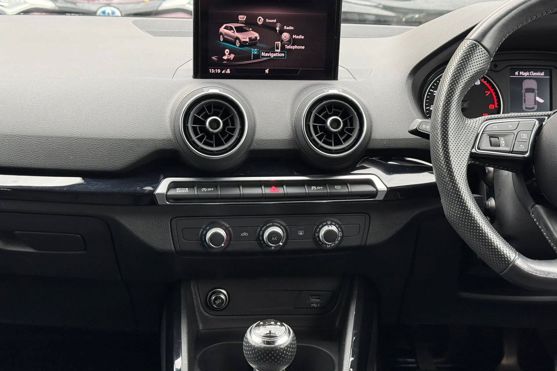 Audi Q2 thumbnail image number 36