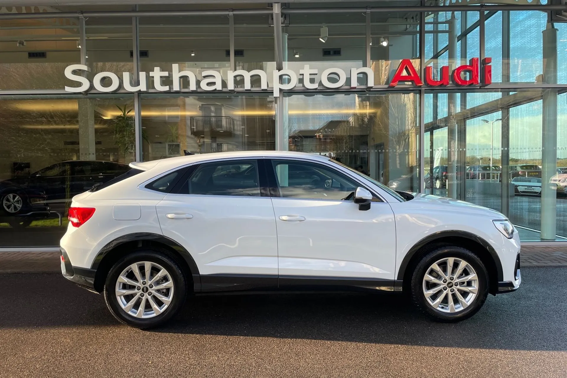 Audi Q3 thumbnail image number 2