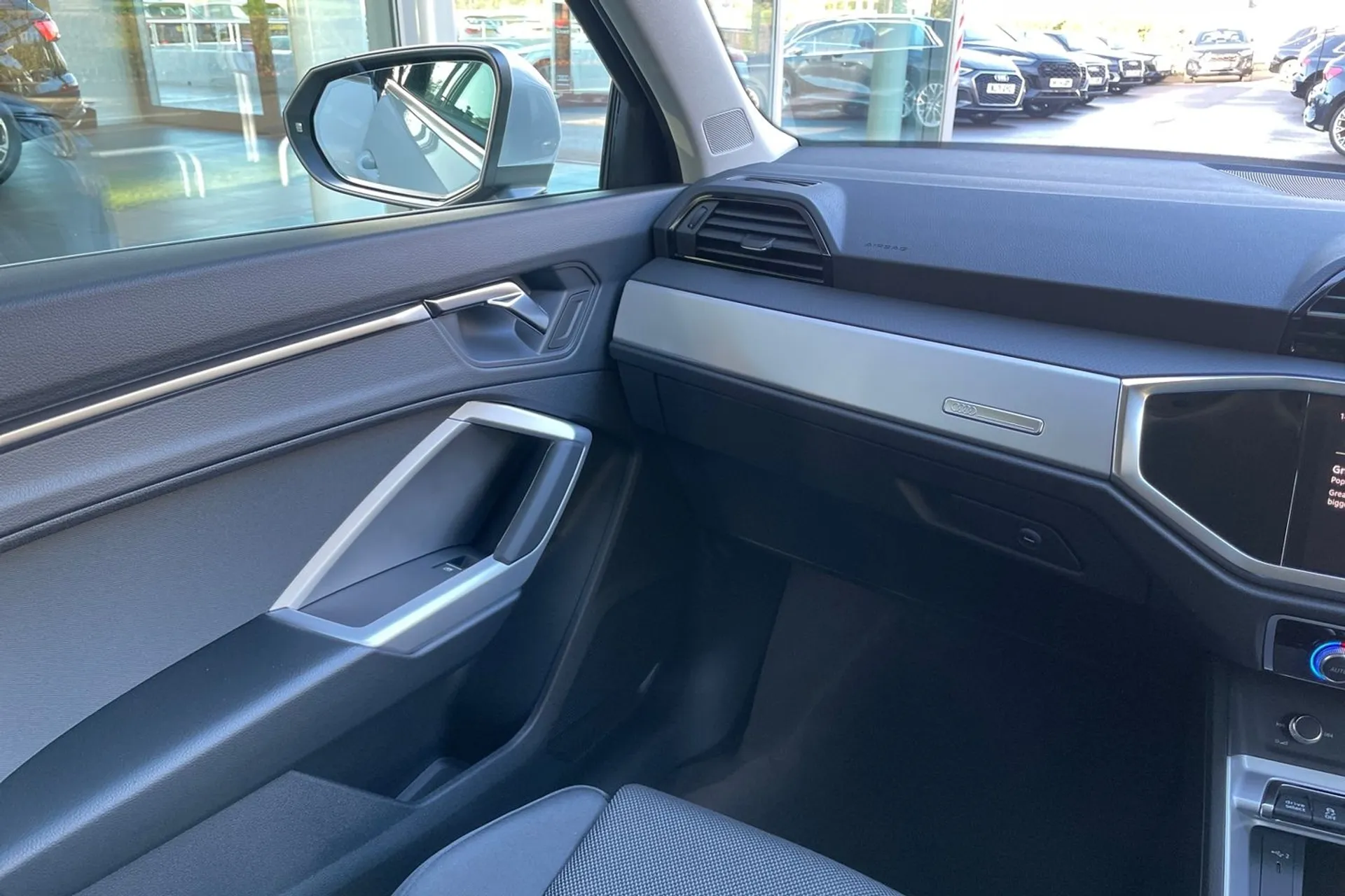 Audi Q3 thumbnail image number 32