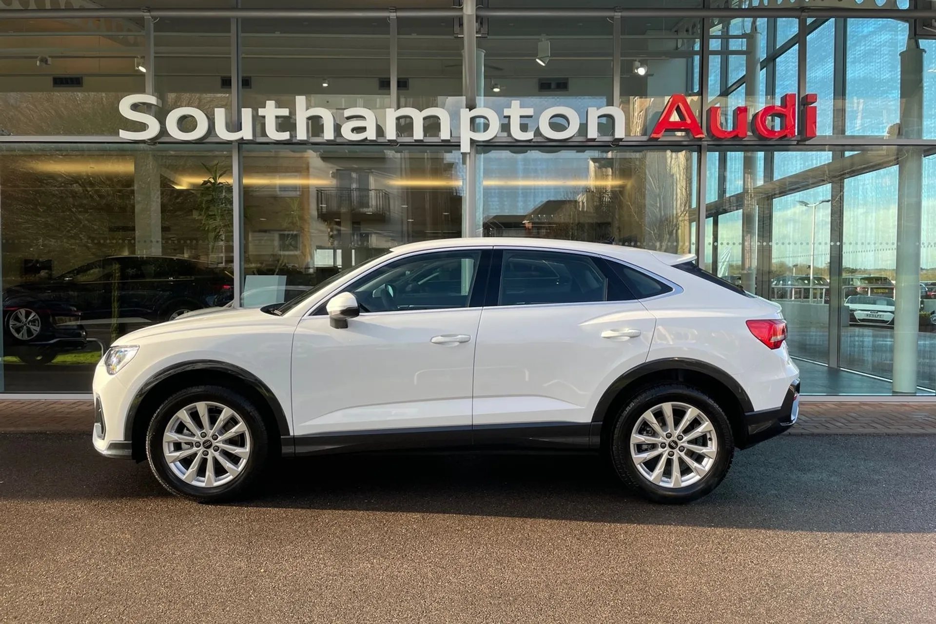 Audi Q3 thumbnail image number 10