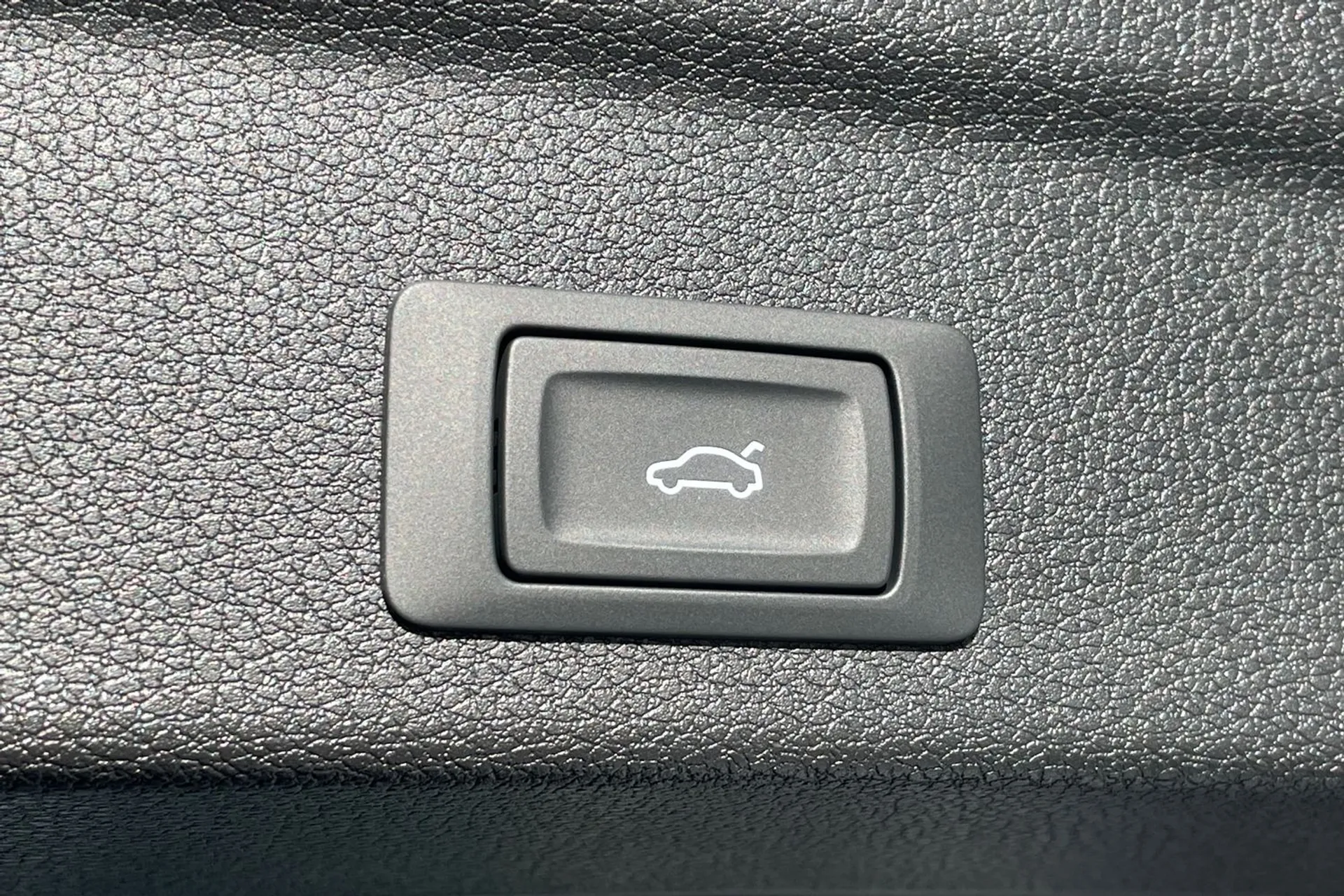 Audi Q3 thumbnail image number 20