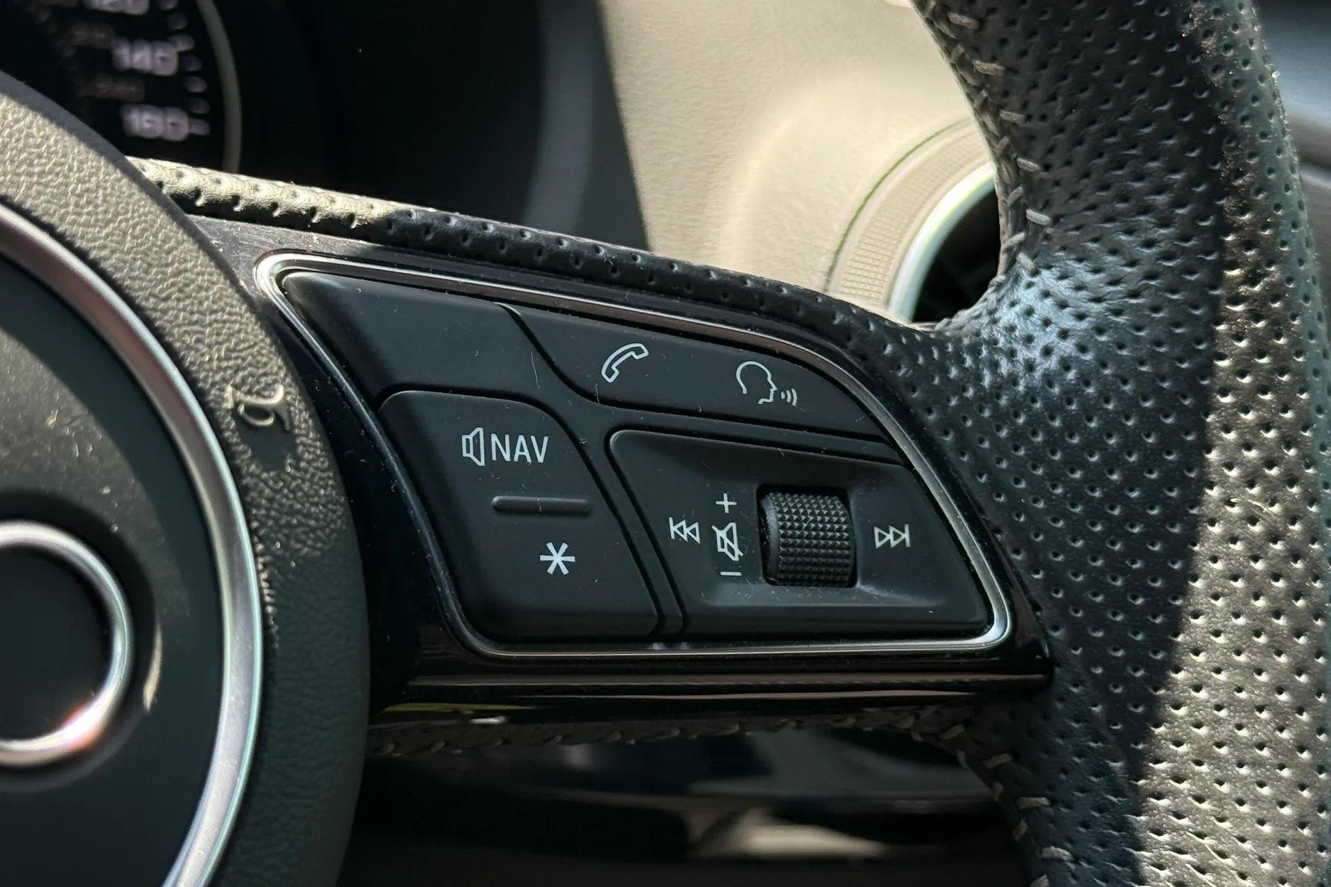 Audi Q2 thumbnail image number 10
