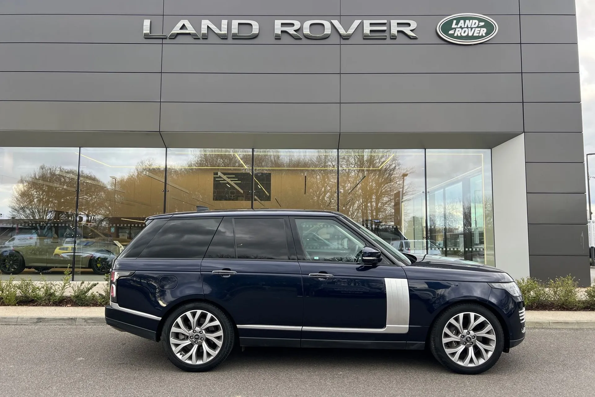 LAND ROVER RANGE ROVER thumbnail image number 2