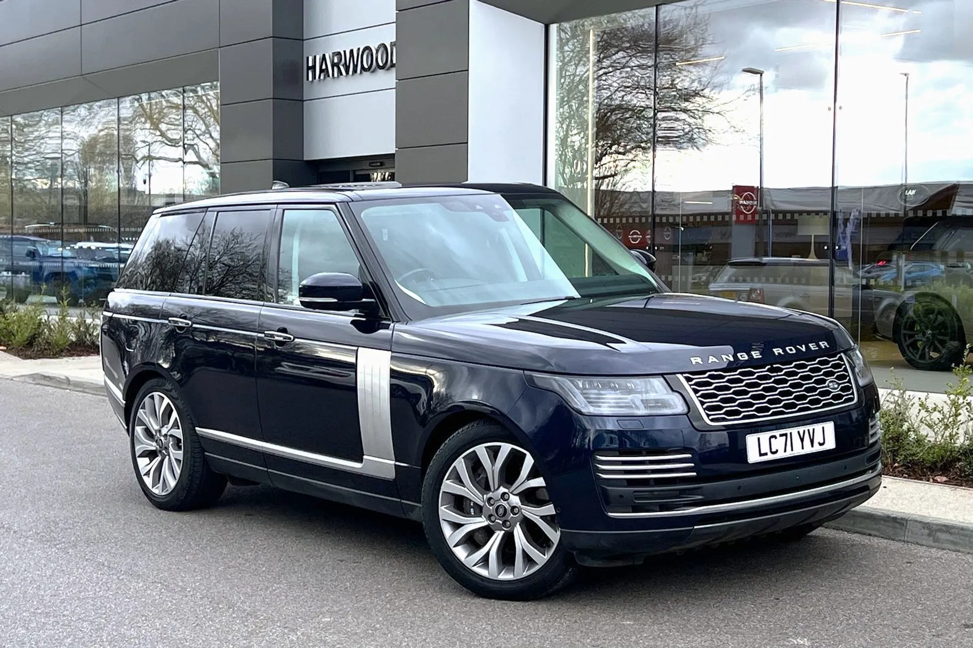LAND ROVER RANGE ROVER focused image