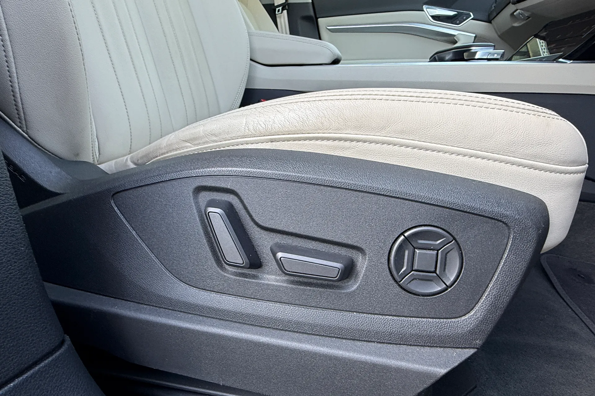 Audi e-tron thumbnail image number 29