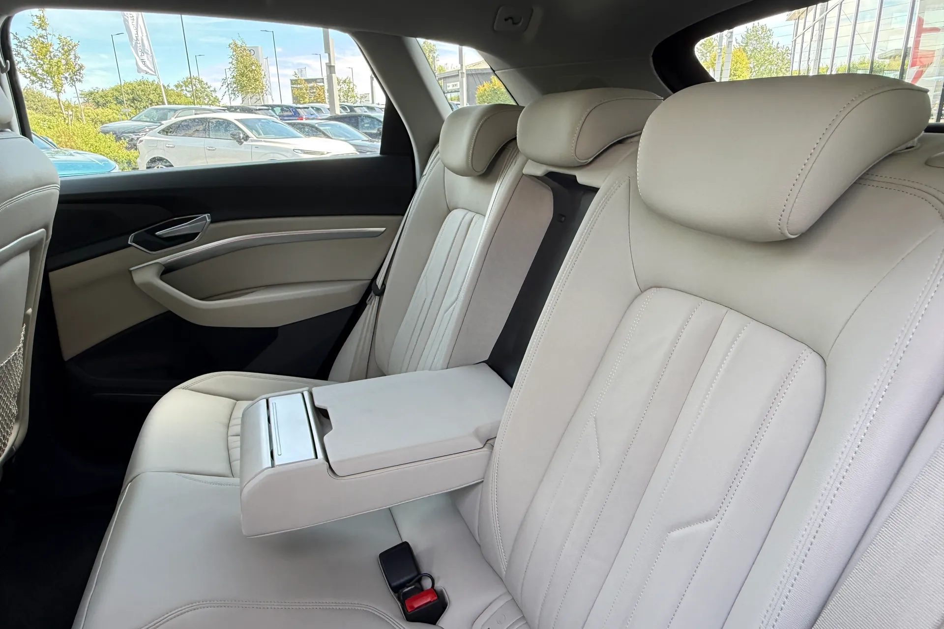 Audi e-tron thumbnail image number 46