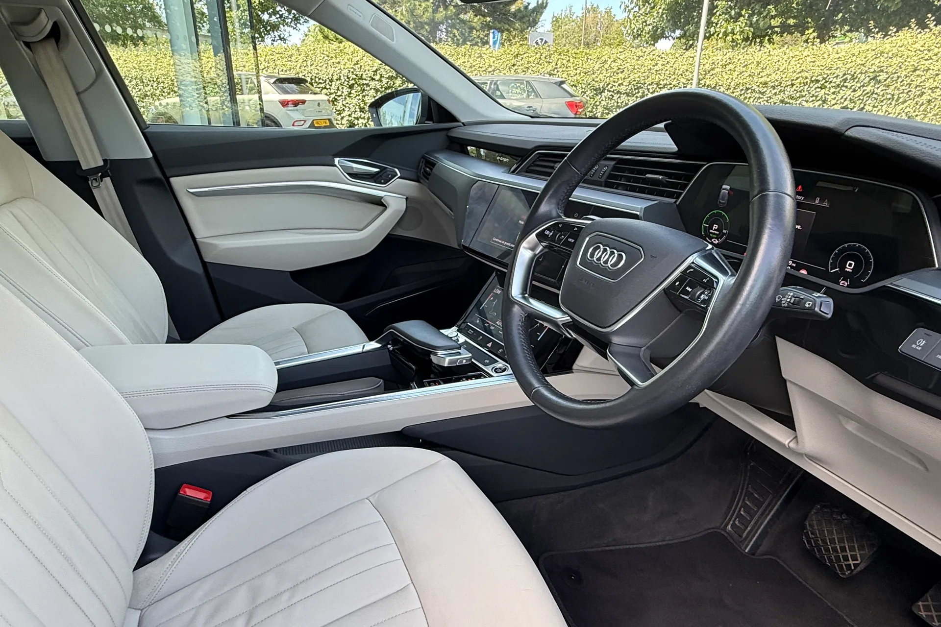 Audi e-tron thumbnail image number 26