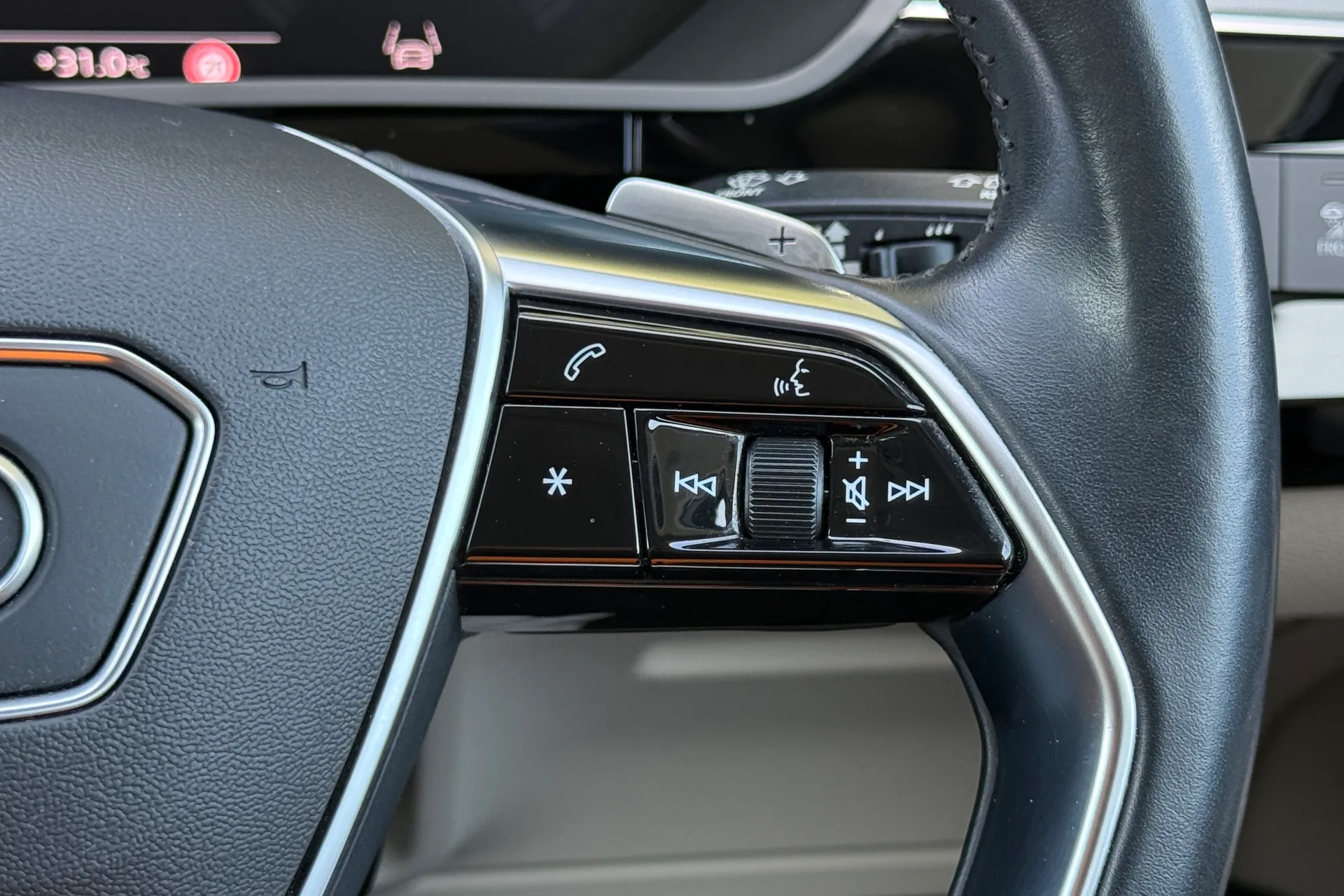 Audi e-tron thumbnail image number 40