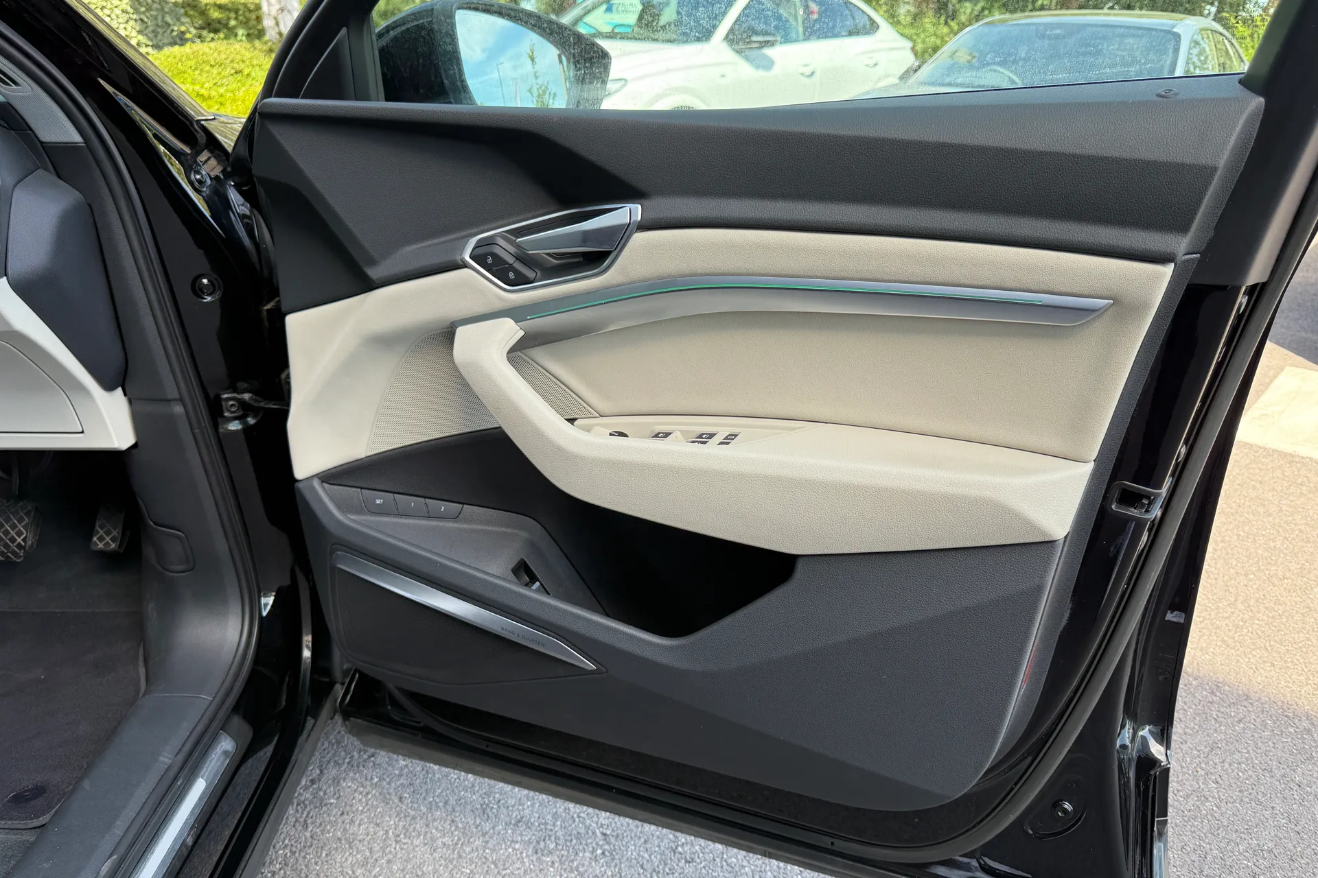 Audi e-tron thumbnail image number 34
