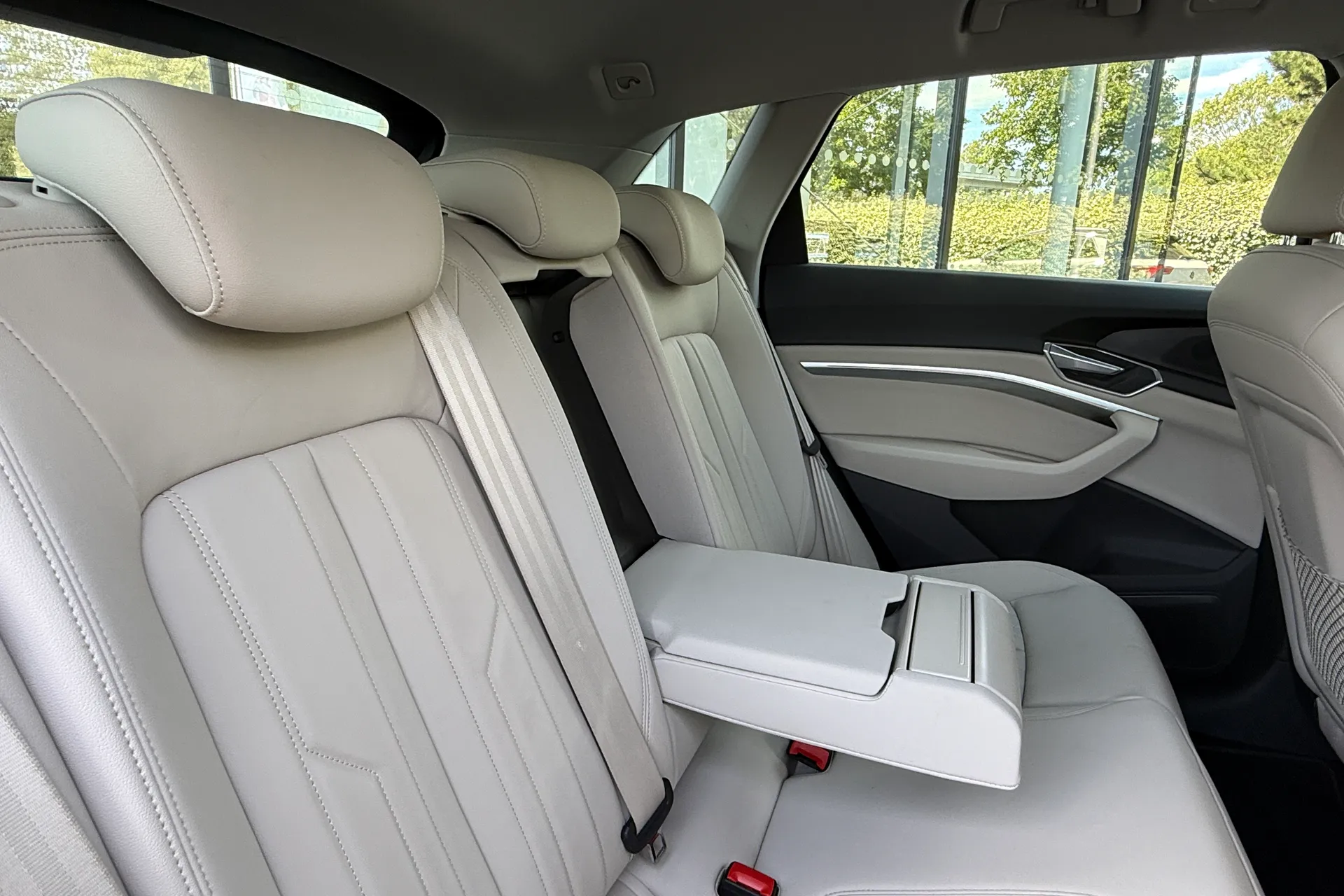 Audi e-tron thumbnail image number 38