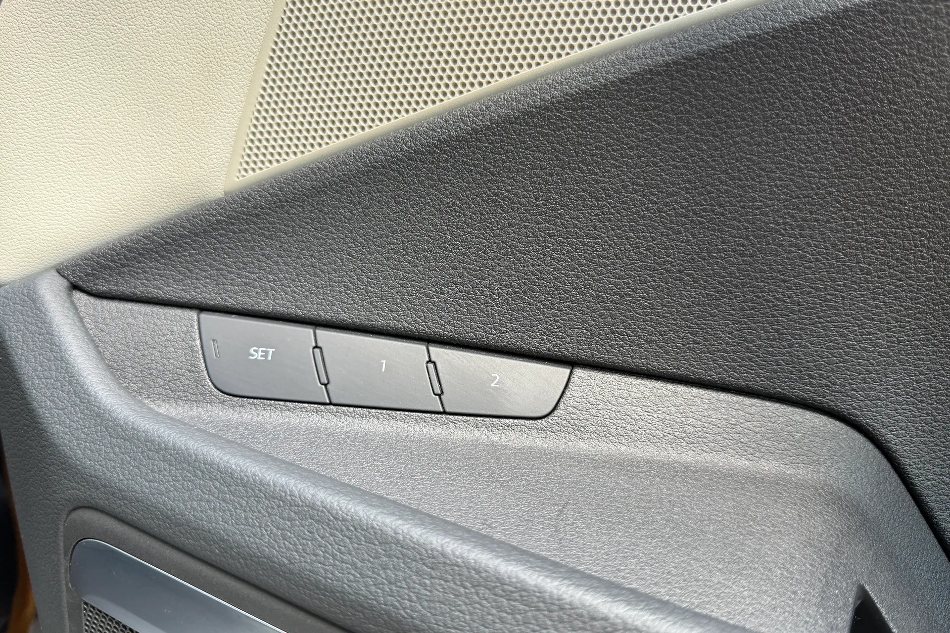 Audi e-tron thumbnail image number 35