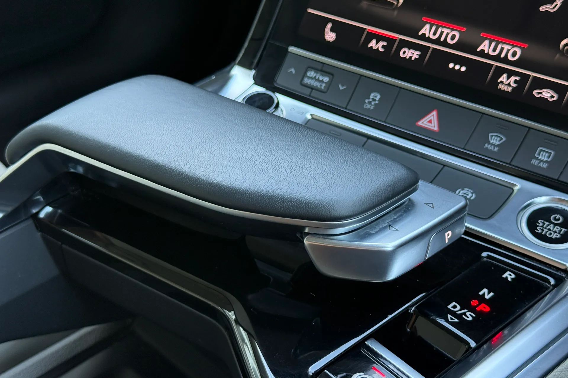 Audi e-tron thumbnail image number 16