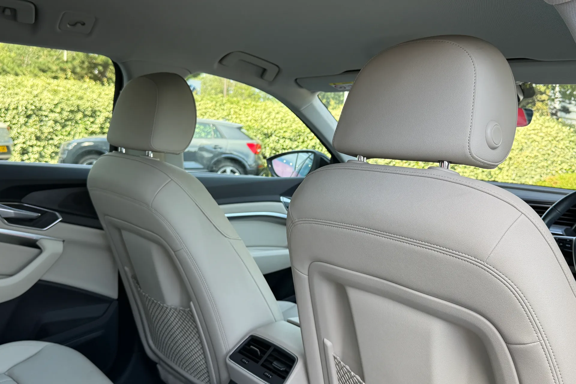 Audi e-tron thumbnail image number 36