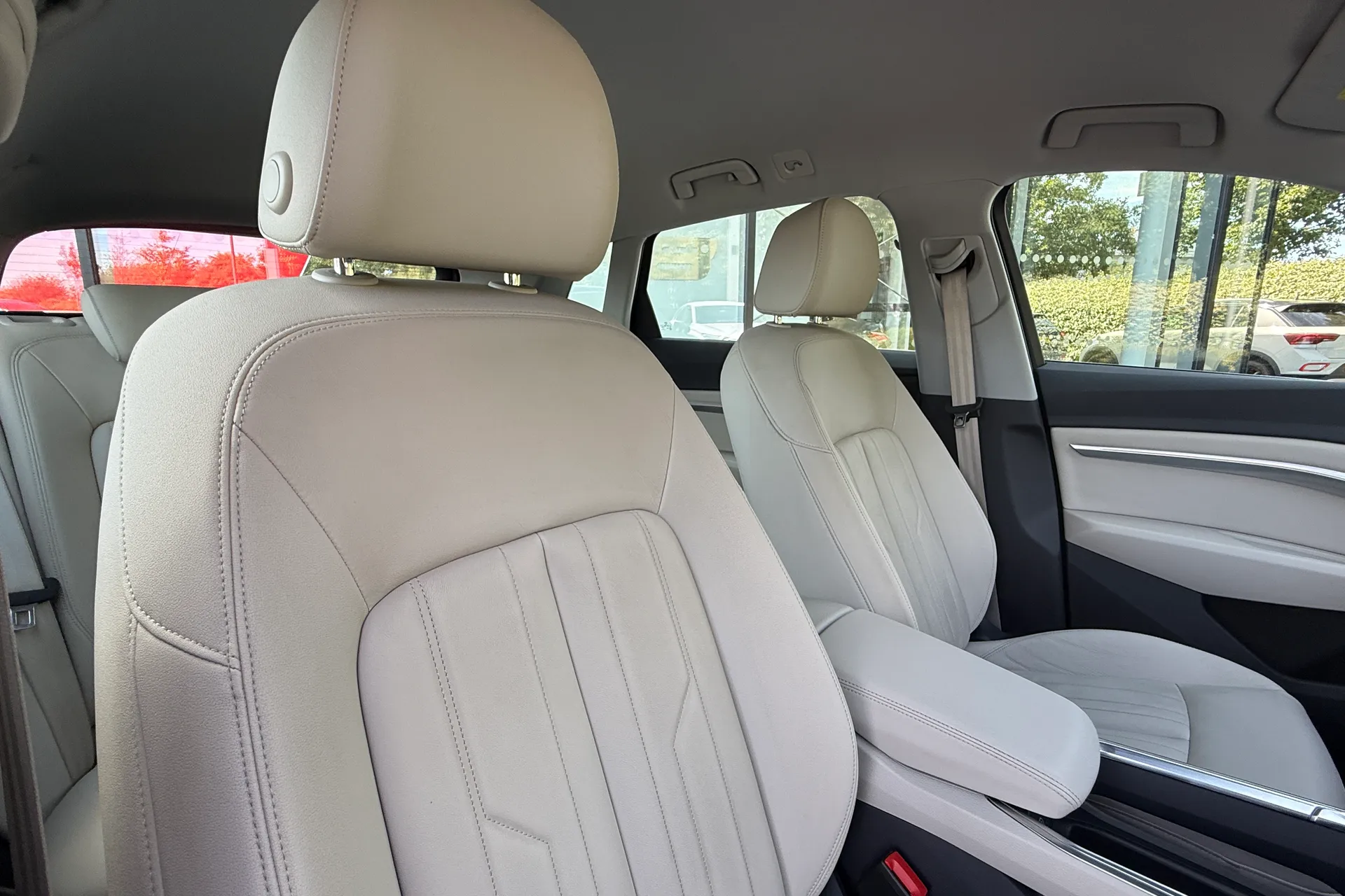 Audi e-tron thumbnail image number 33