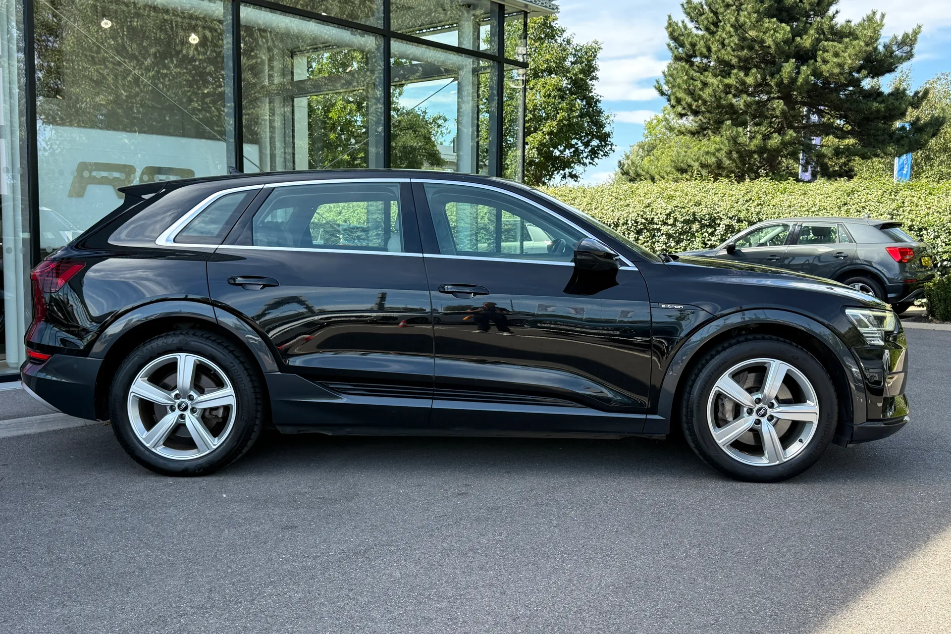 Audi e-tron thumbnail image number 2