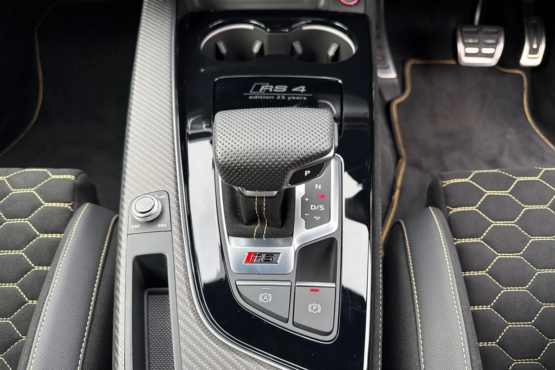 Audi RS4 thumbnail image number 44