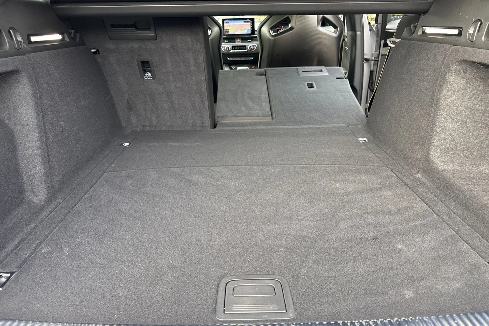 Audi RS4 thumbnail image number 22