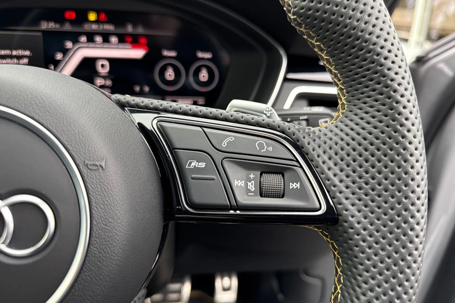 Audi RS4 thumbnail image number 46