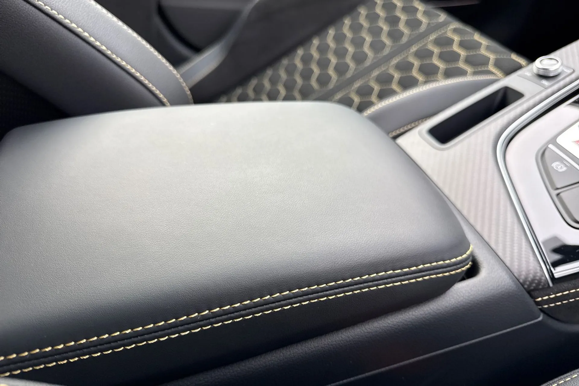 Audi RS4 thumbnail image number 50