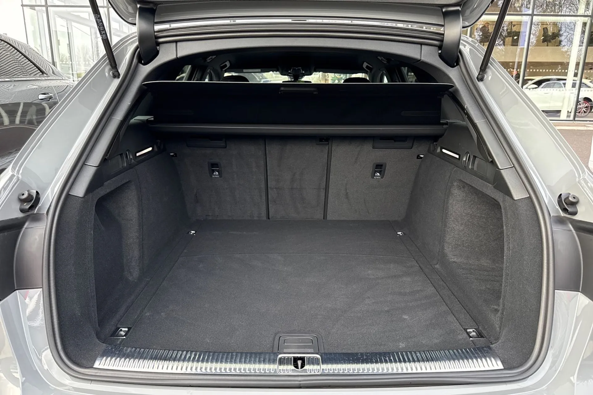 Audi RS4 thumbnail image number 19