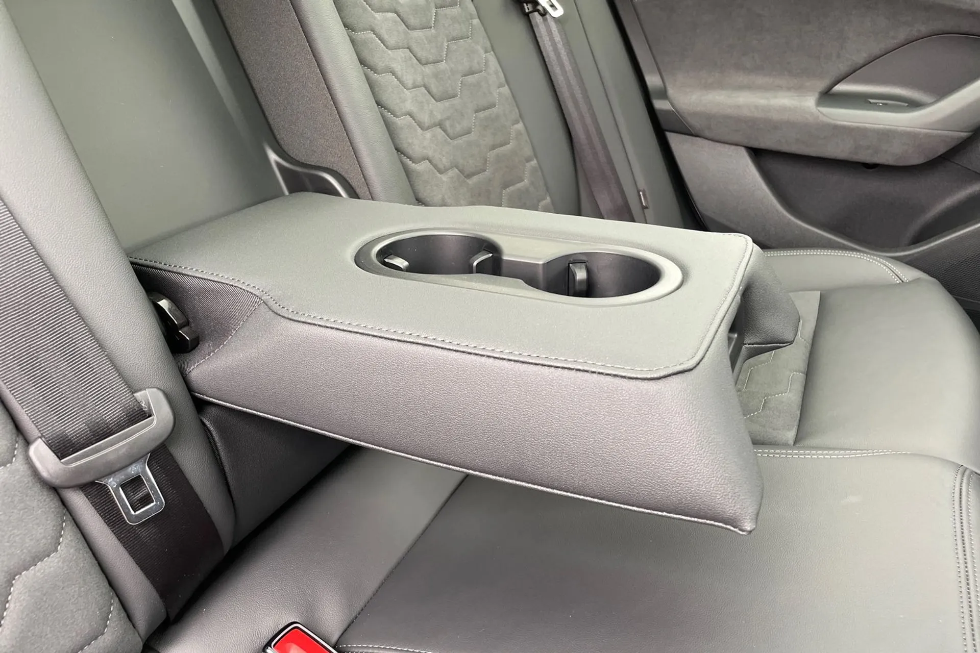 Audi A6 thumbnail image number 41
