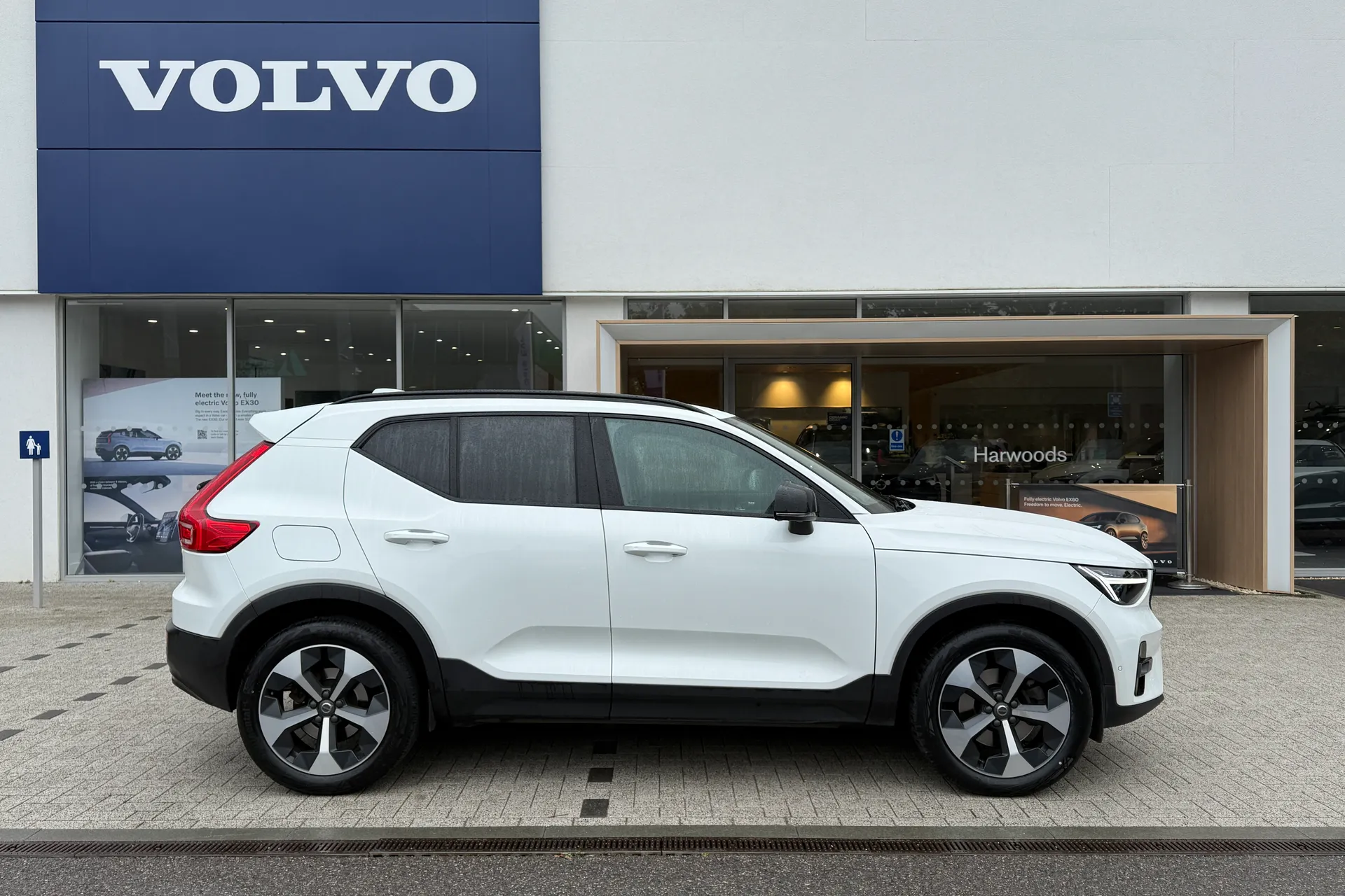 Volvo XC40 thumbnail image number 2