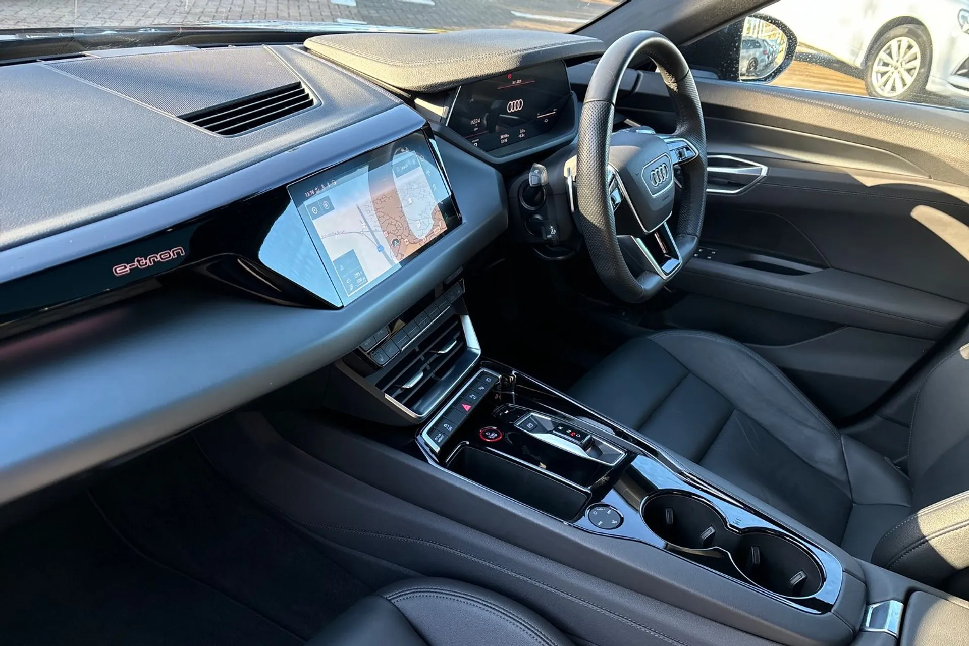 Audi e-tron GT thumbnail image number 27